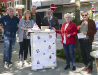 Nachdenken für den Frieden - die Seliger-Gemeinschaft versuchte ihr Ziel mit Flyern und Infostatand zu erreichen. (Foto: Verein) Foto: Seliger-Infostand