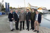 Offizieller Spatenstich-Termin an der Kraftwerksbaustelle. (Foto: Verbund) Foto Kraftwerksbaustelle mit Wirtschaftsvertrertern